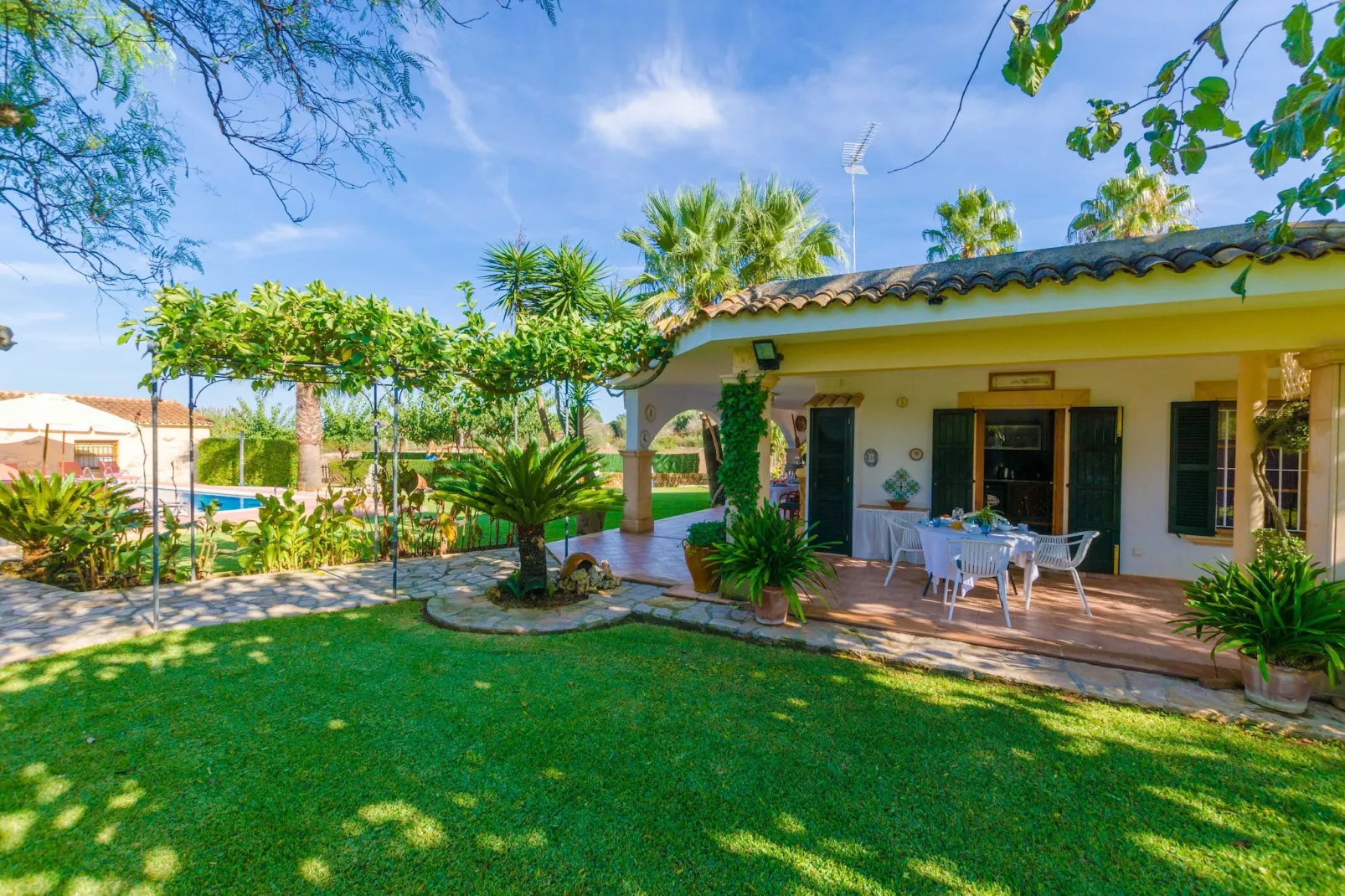 Santa Eulalia Petit-Buitenkant zomer