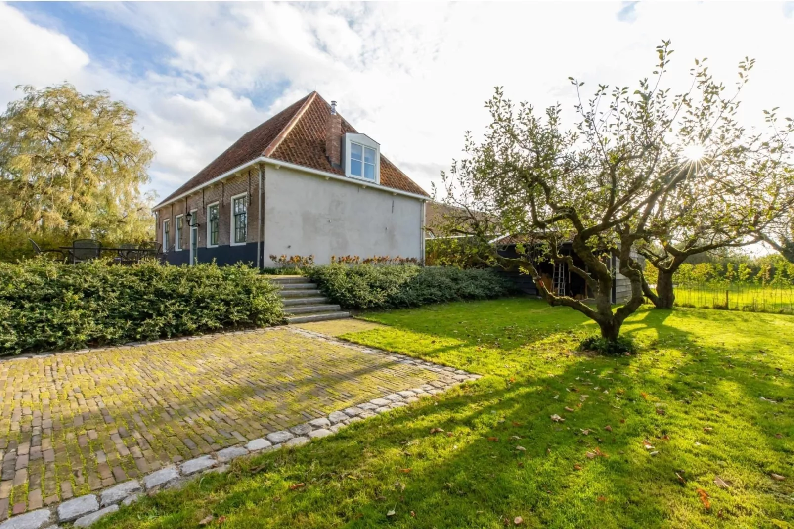 Vakantiehuis 'Boerderij Molenhof' - Stationsweg 5  Heinkenszand-Tuinen zomer