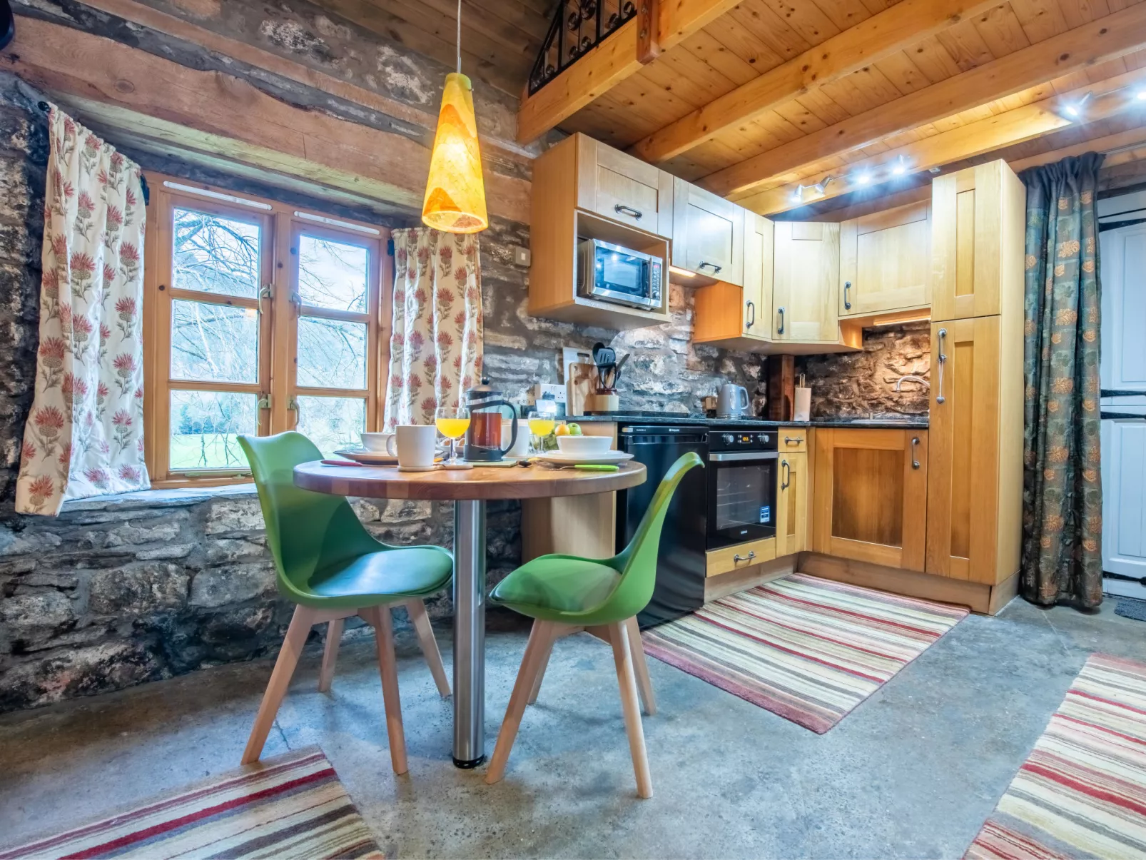 The Romantic Bothy-Binnen