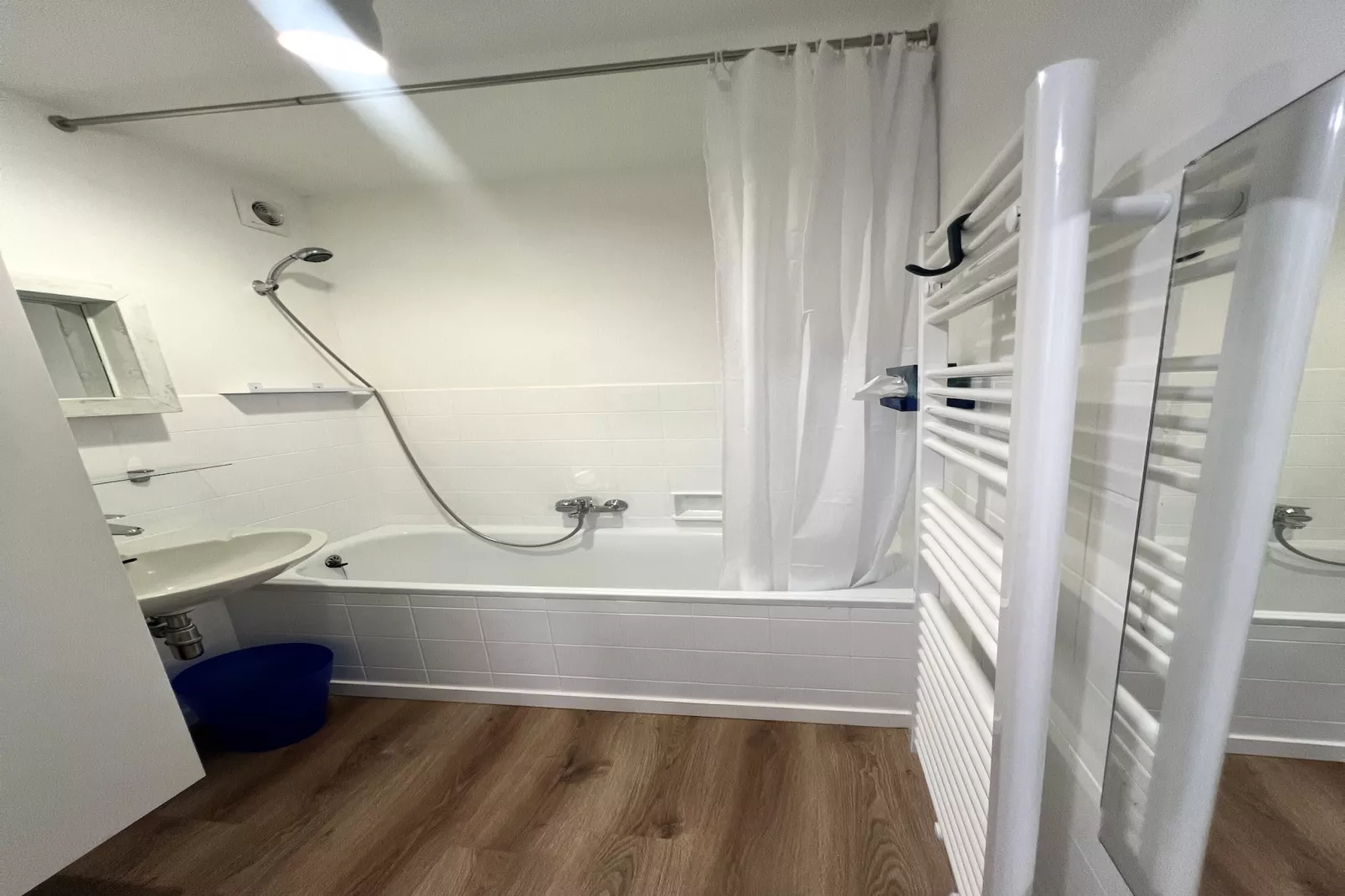 CASTELLA 0103/1A-Badkamer