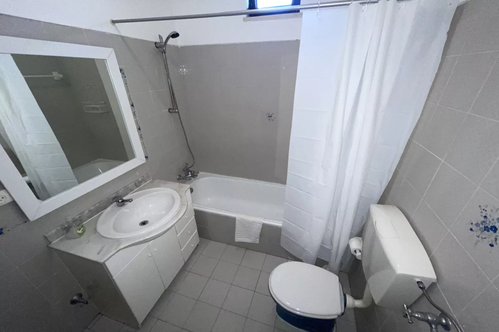 Casa Bacalhau (apartment near Benagil Beach)-Badkamer
