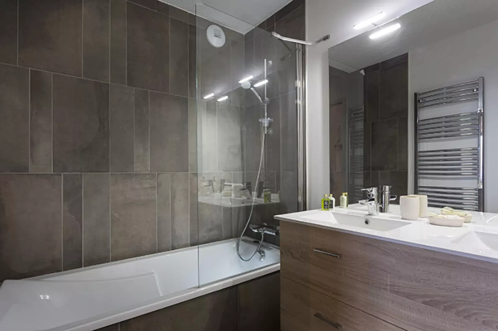 Le Hameau de barthelemy-A48S-Badkamer