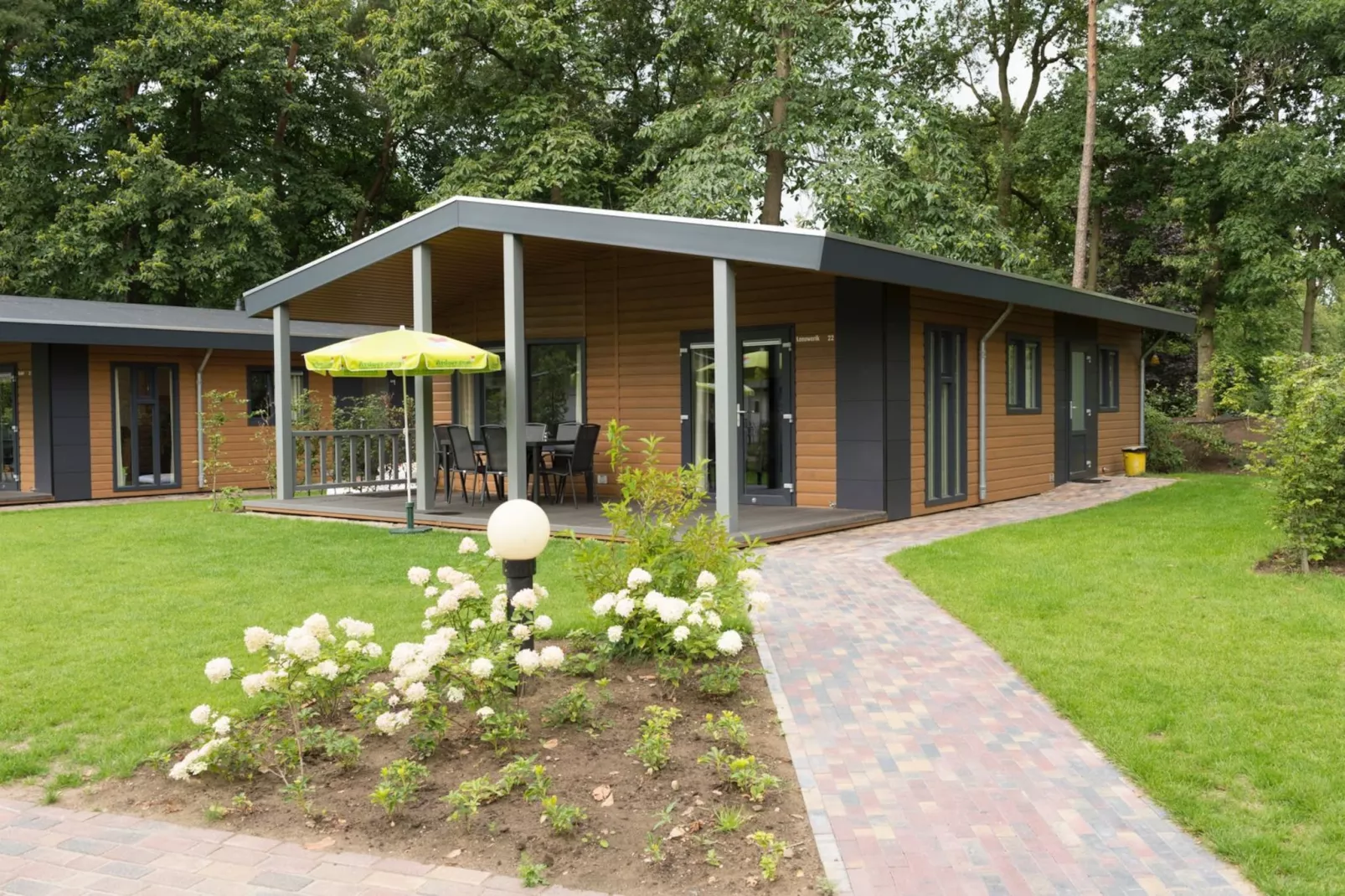 Patio Bungalow Chalet | 2 - 6 people-Tuinen zomer