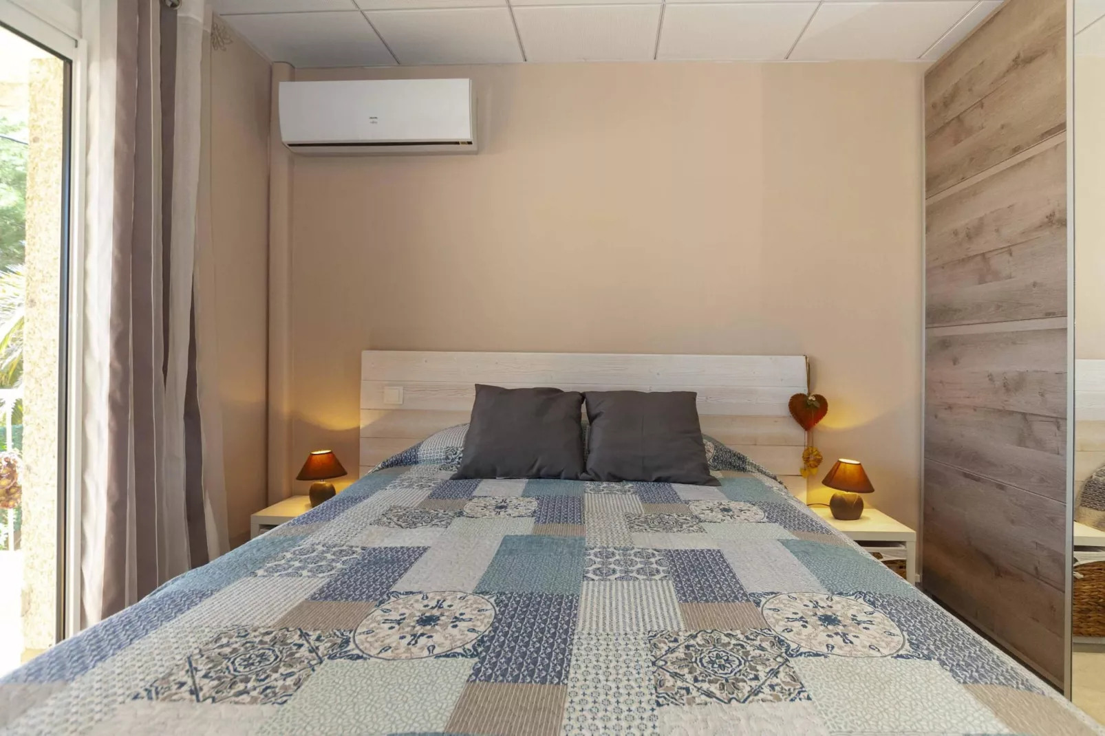 1233 VILA NEUS con piscina-Slaapkamer