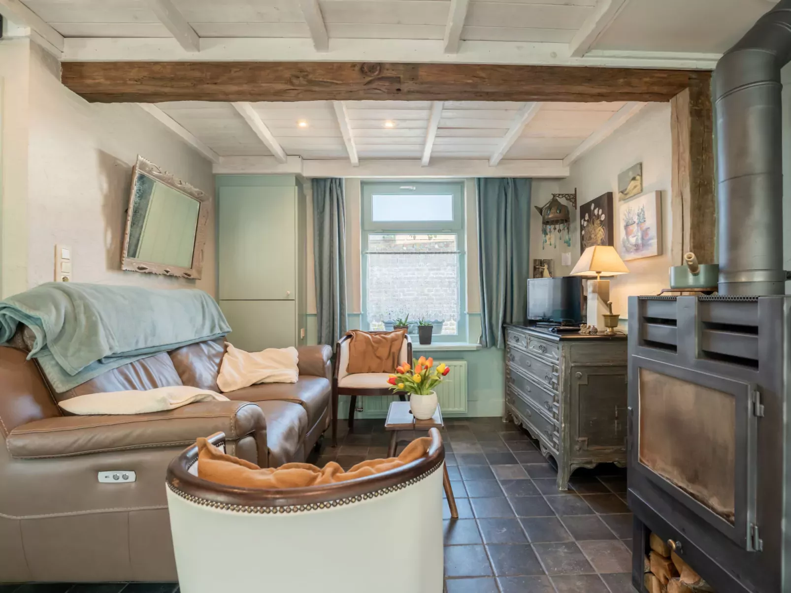 Gigi - quit and rustic cottage-Binnen