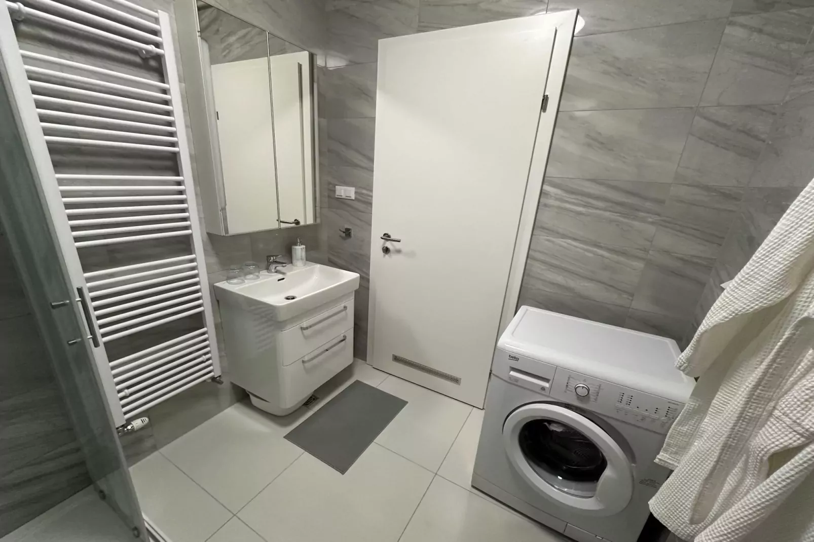Cozy Retreat in Krapinske Toplice: Comfort and Prime Location with Pivate Parking - One Bedroom Apartment-Badkamer