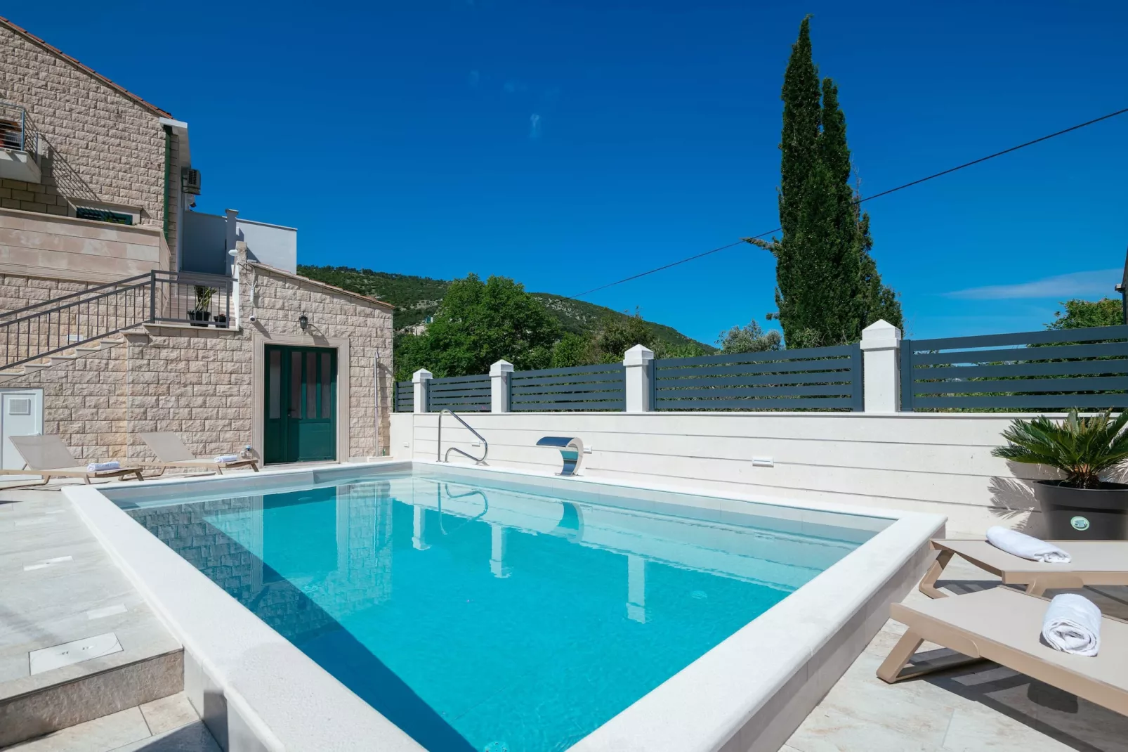 Apartments Azzurro- One Bedroom Apartment with Terrace and Hot Tub ( Azzurro II-gornji)-Zwembad