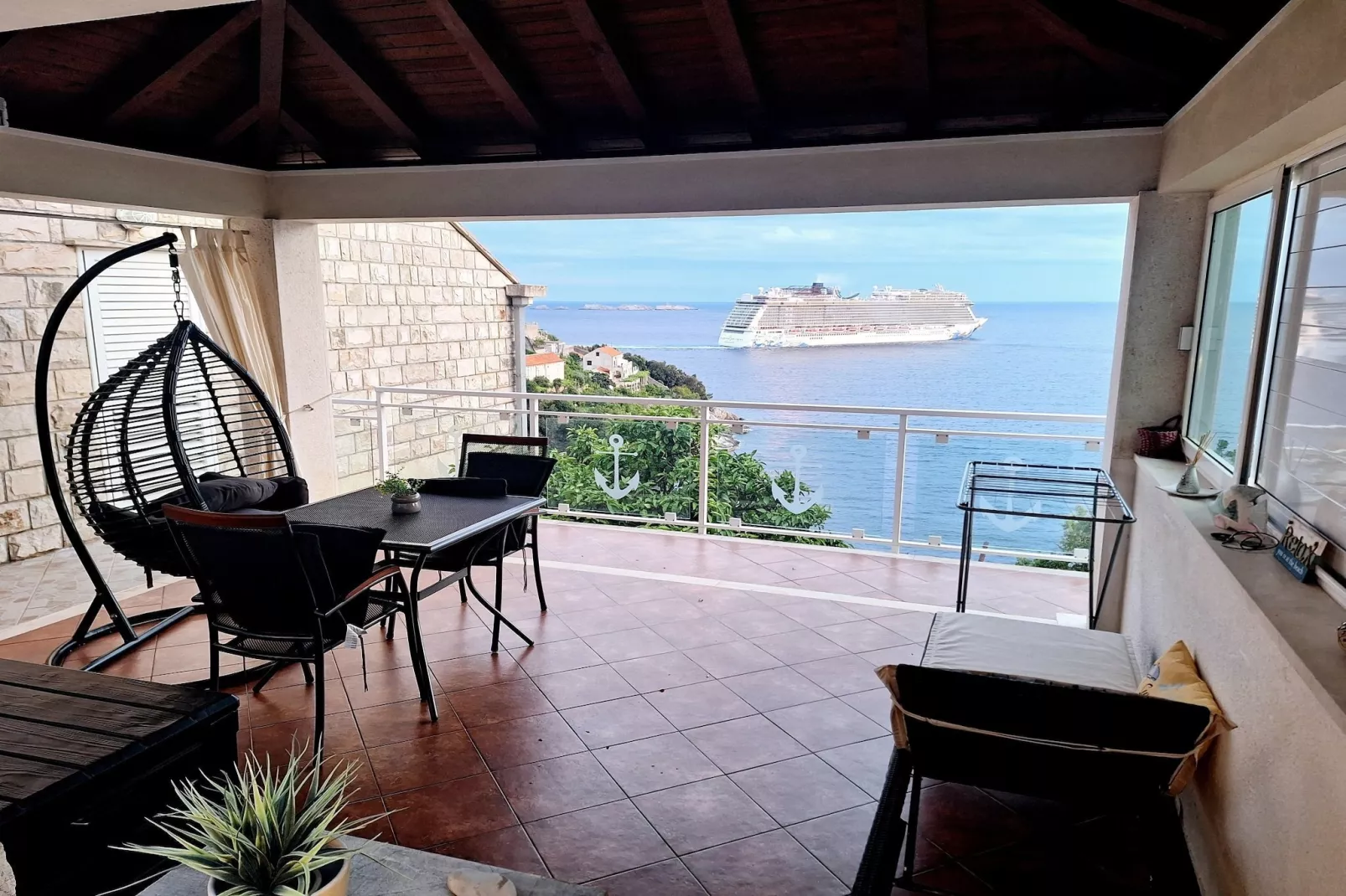 Indy's Beach Apartments- Studio Apartment with Patio and Sea View-Terras