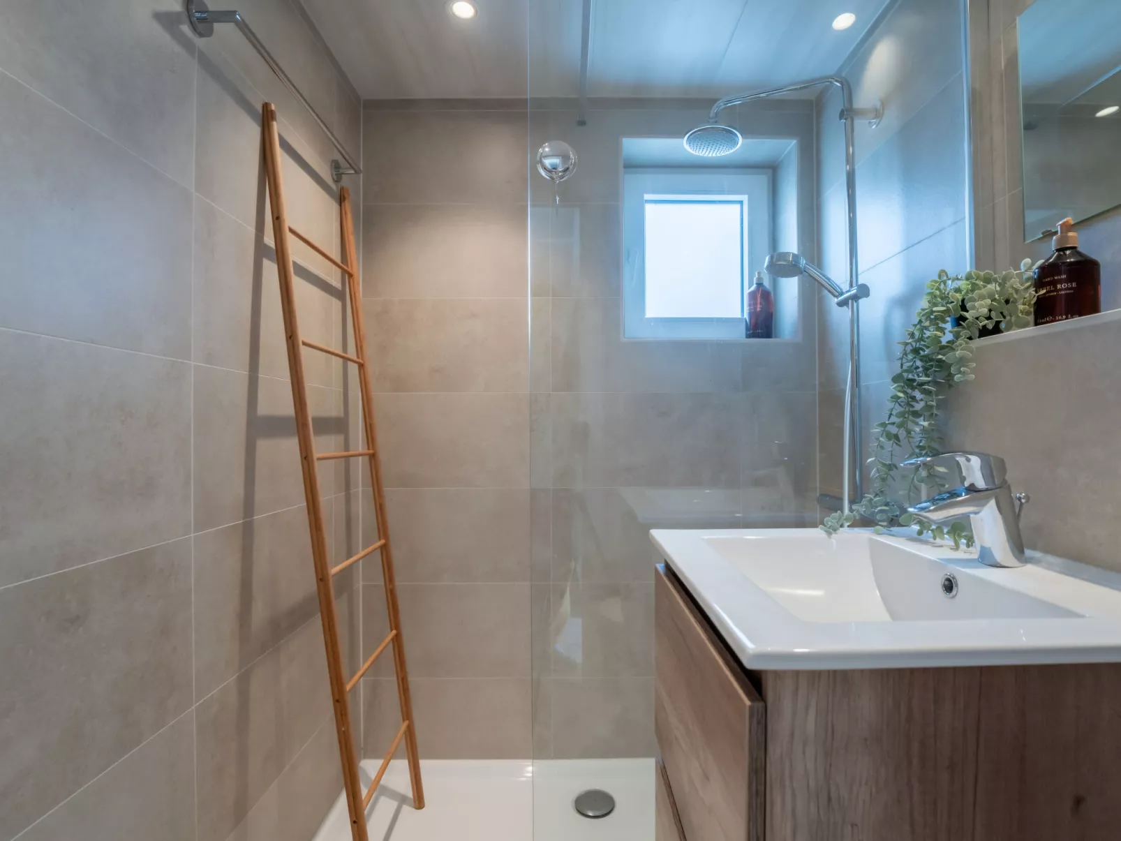 Beluga with parking and shared pool-Binnen