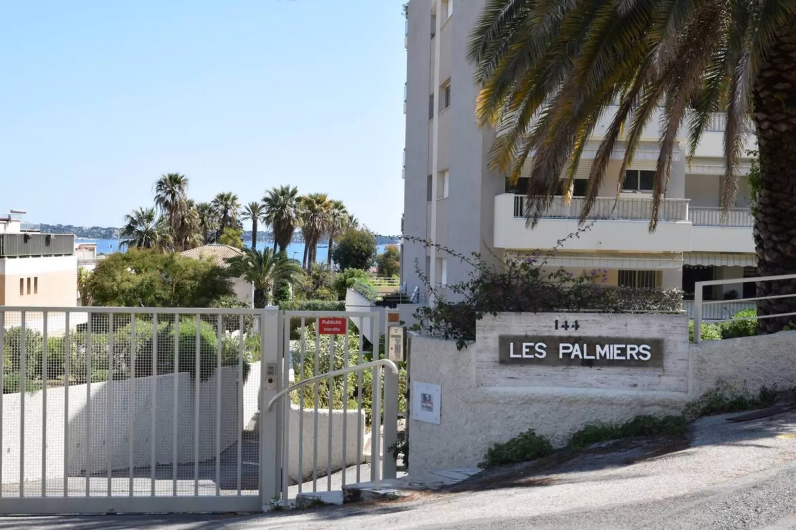 Vue Mer à Golfe-Juan Proche Cannes Plage et Garage-Buitenkant zomer