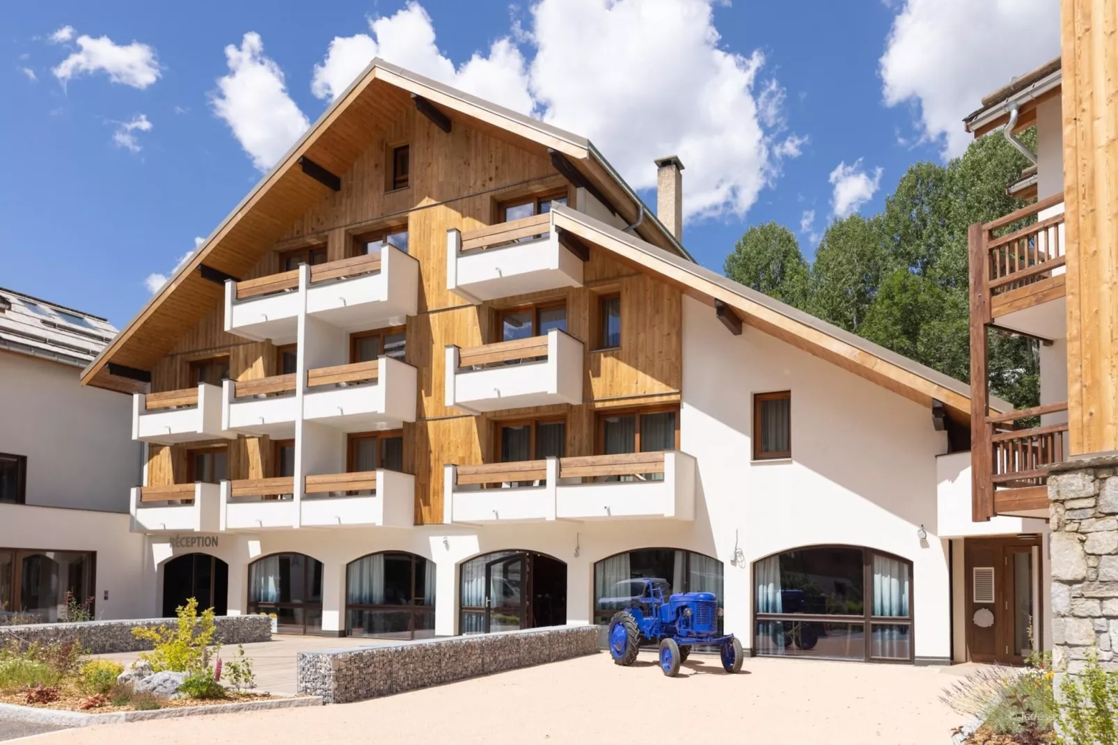 SERRE CHEVALIER Le Cristal Lodge-A36S-Buitenkant zomer