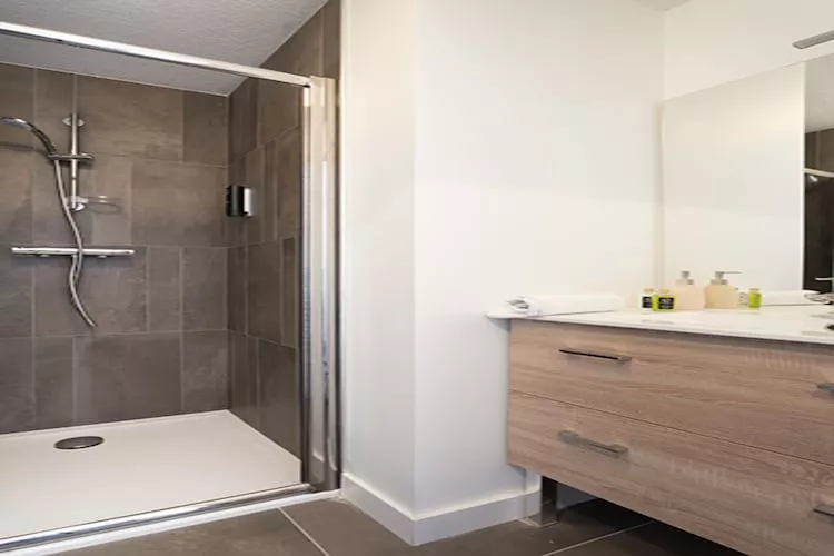 Le Hameau de barthelemy-A38S-Badkamer