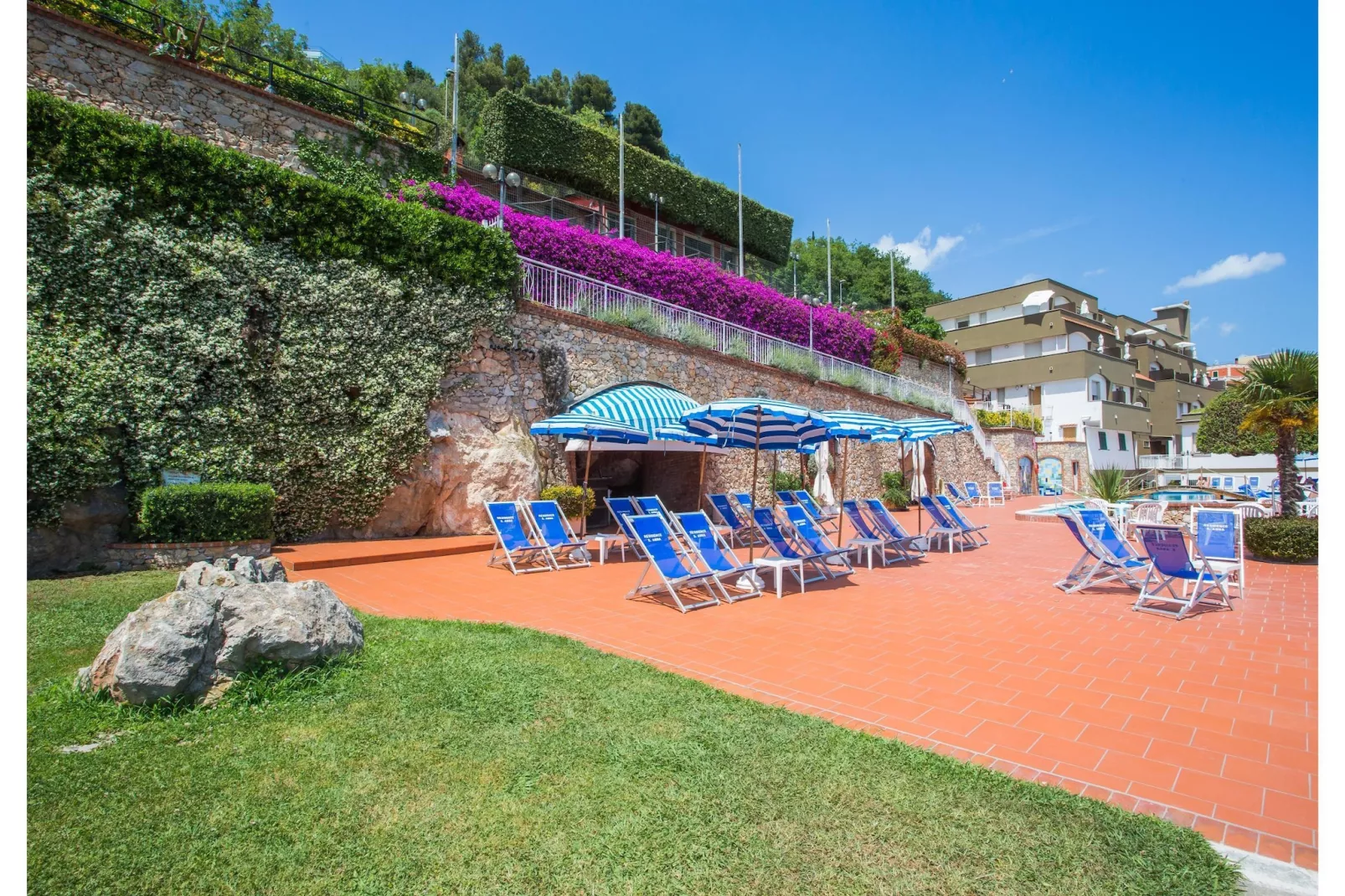 RESIDENCE SANT'ANNA TWO-ROOM APARTMENT 4 PAX B4-Parkfaciliteiten