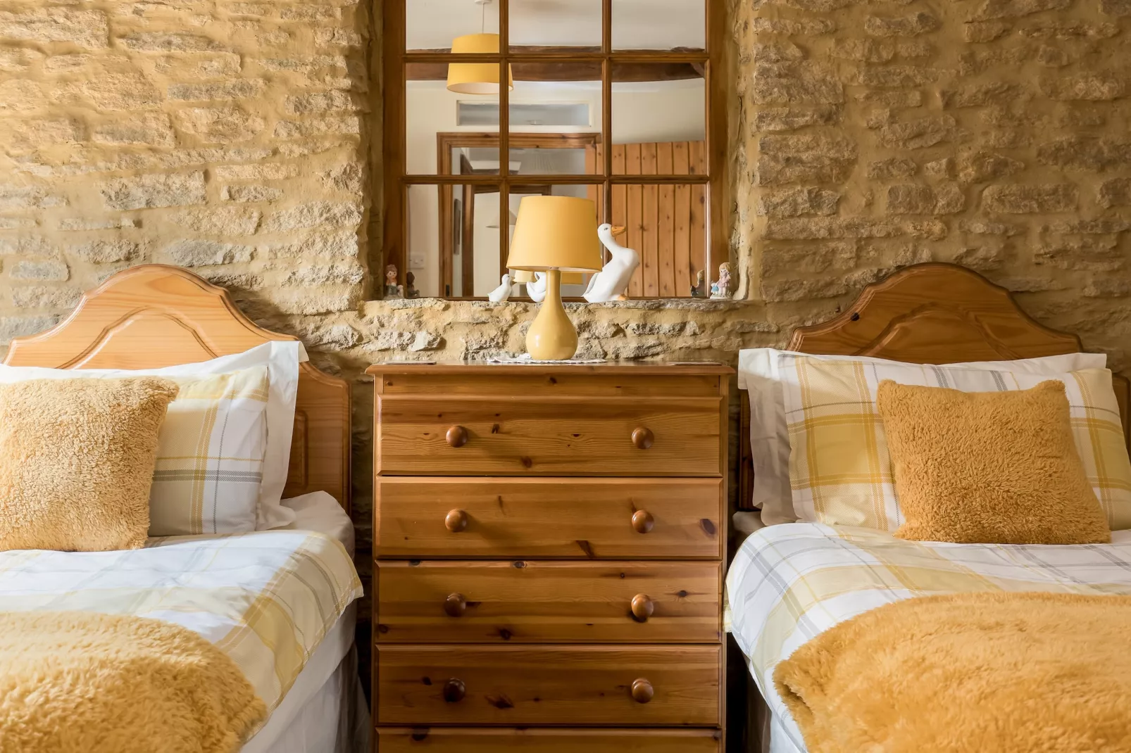 Fives Court Cottage-Slaapkamer