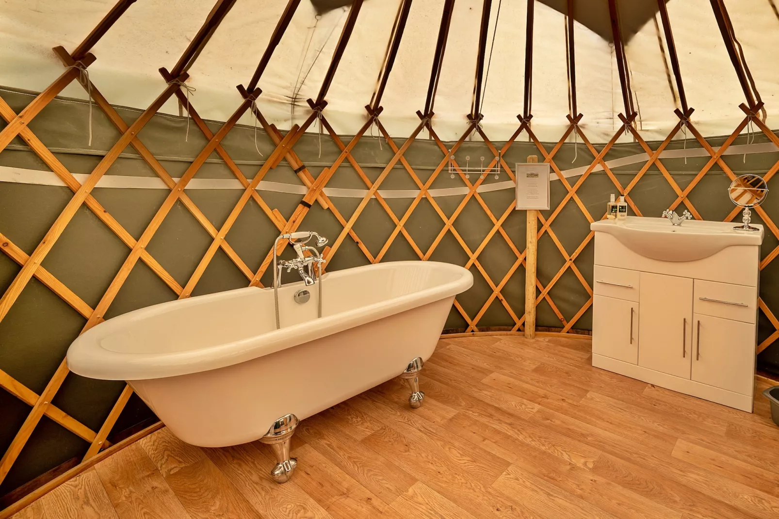 Heather Yurt-Badkamer