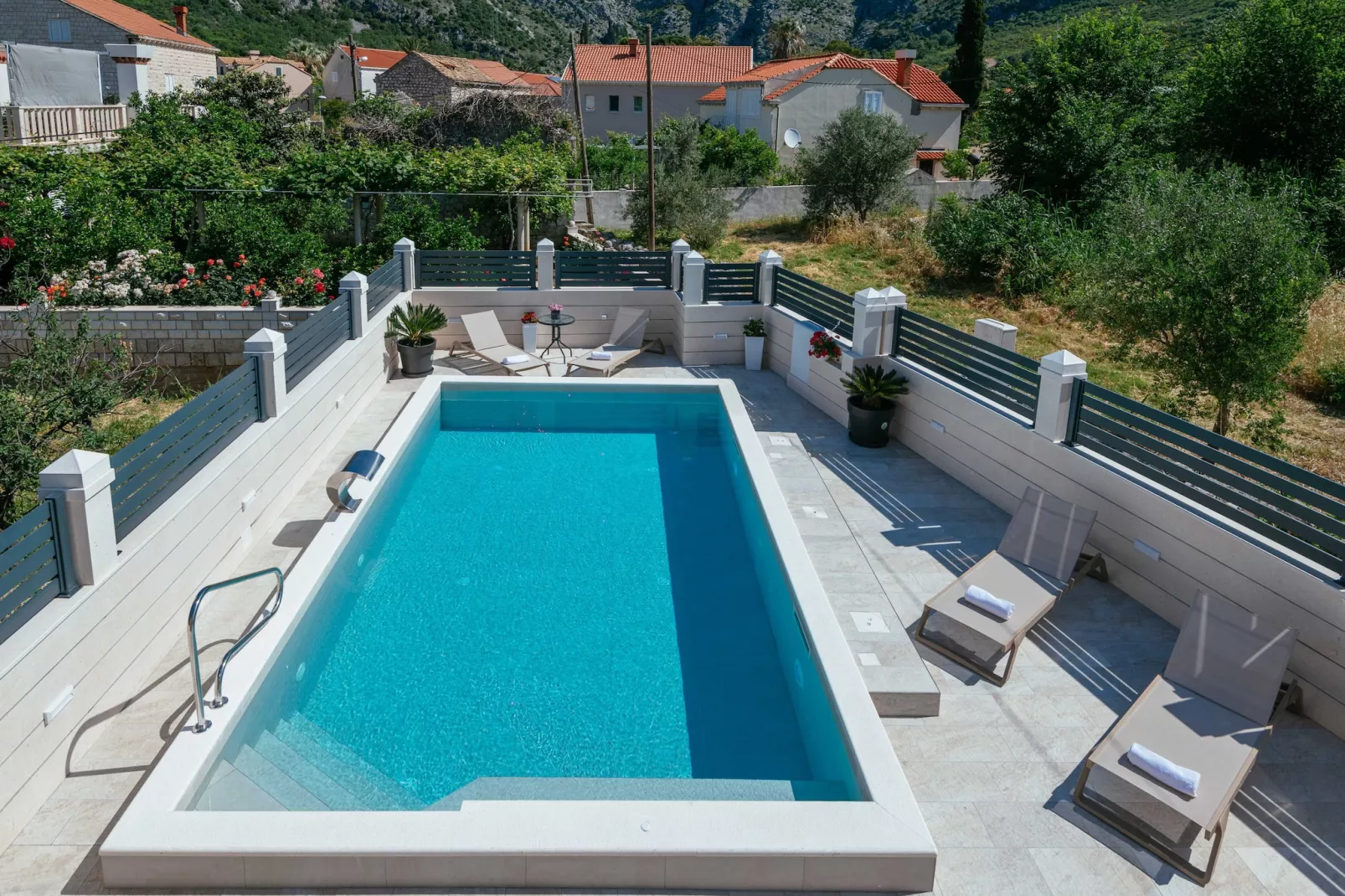 Apartments Azzurro- One Bedroom Apartment with Terrace and Hot Tub ( Azzurro II-gornji)-Zwembad