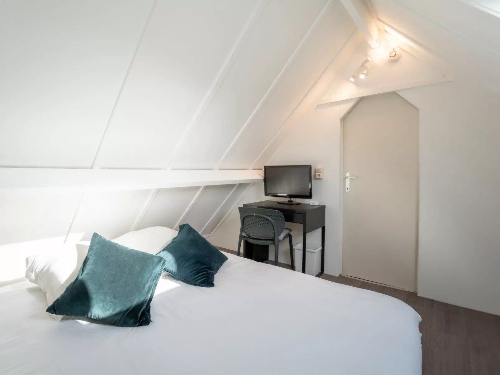 Beluga with parking and shared pool-Binnen