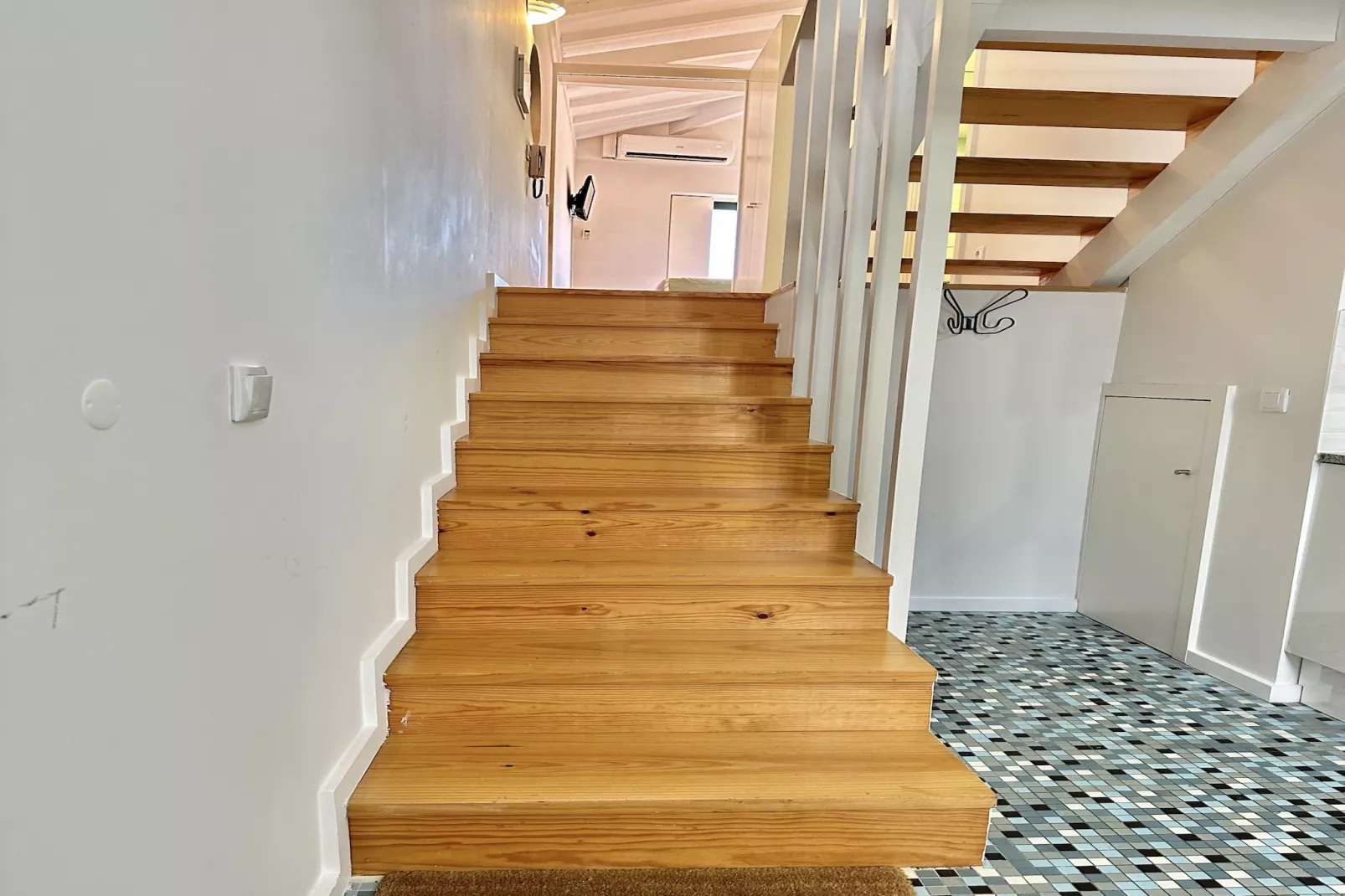 YOUROPO - Typical House 3-Overloop