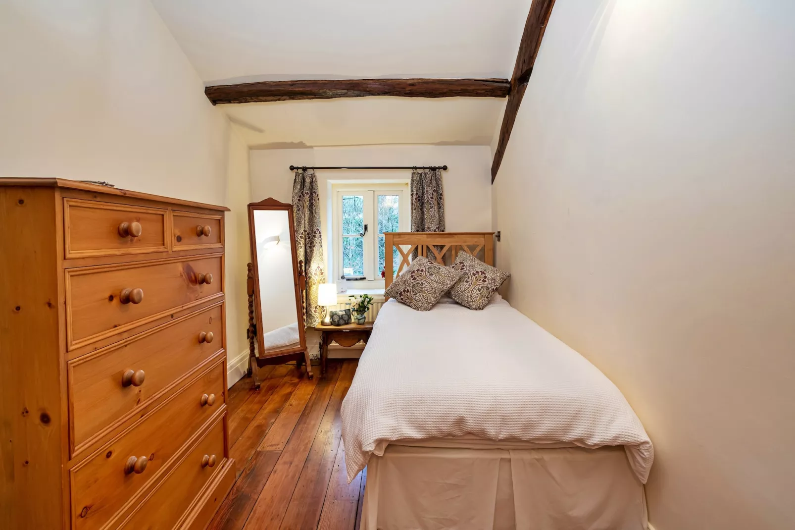 Two Storrs Cottages-Slaapkamer