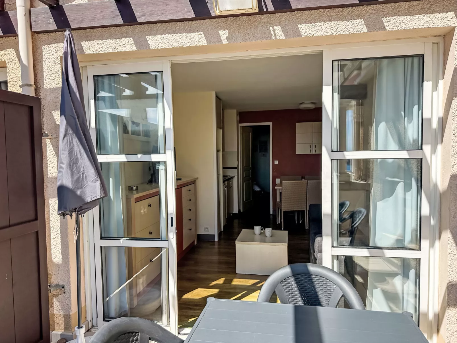 Le Village (E1 309)-Buiten
