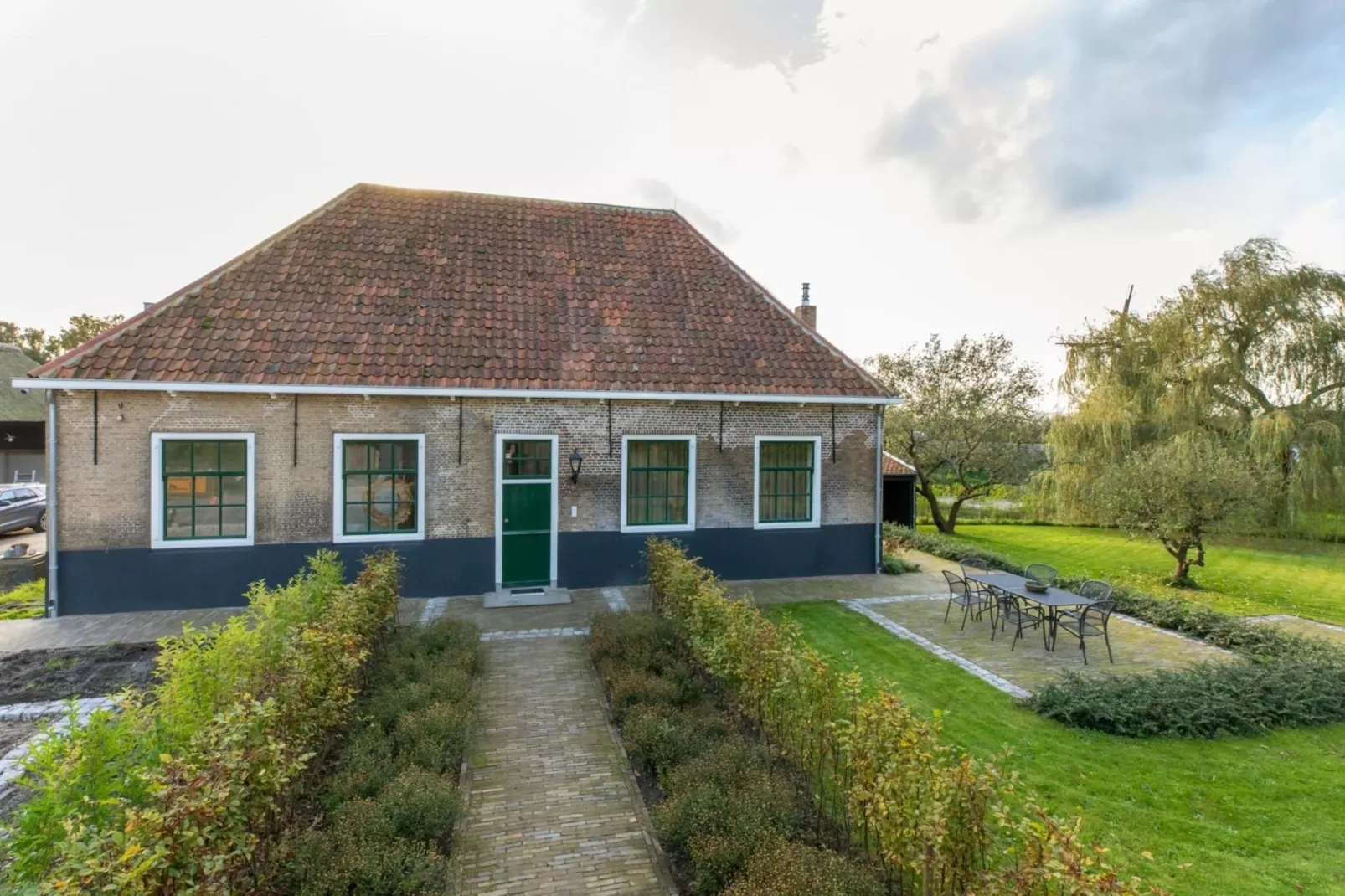 Vakantiehuis 'Boerderij Molenhof' - Stationsweg 5  Heinkenszand-Buitenkant zomer