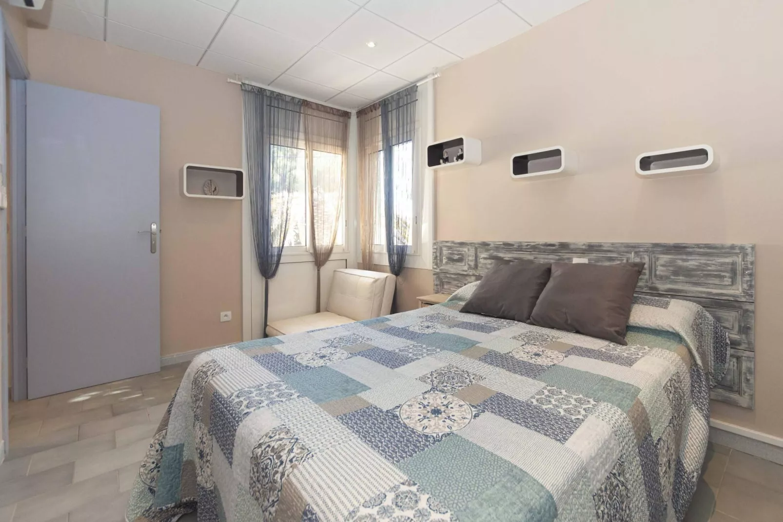 1233 VILA NEUS con piscina-Slaapkamer