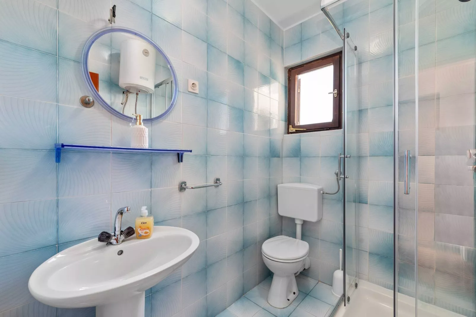 Apartments Barbarella - Three Bedroom Apartment A2-Badkamer