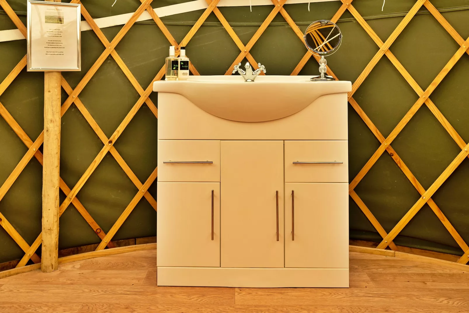 Heather Yurt-Badkamer