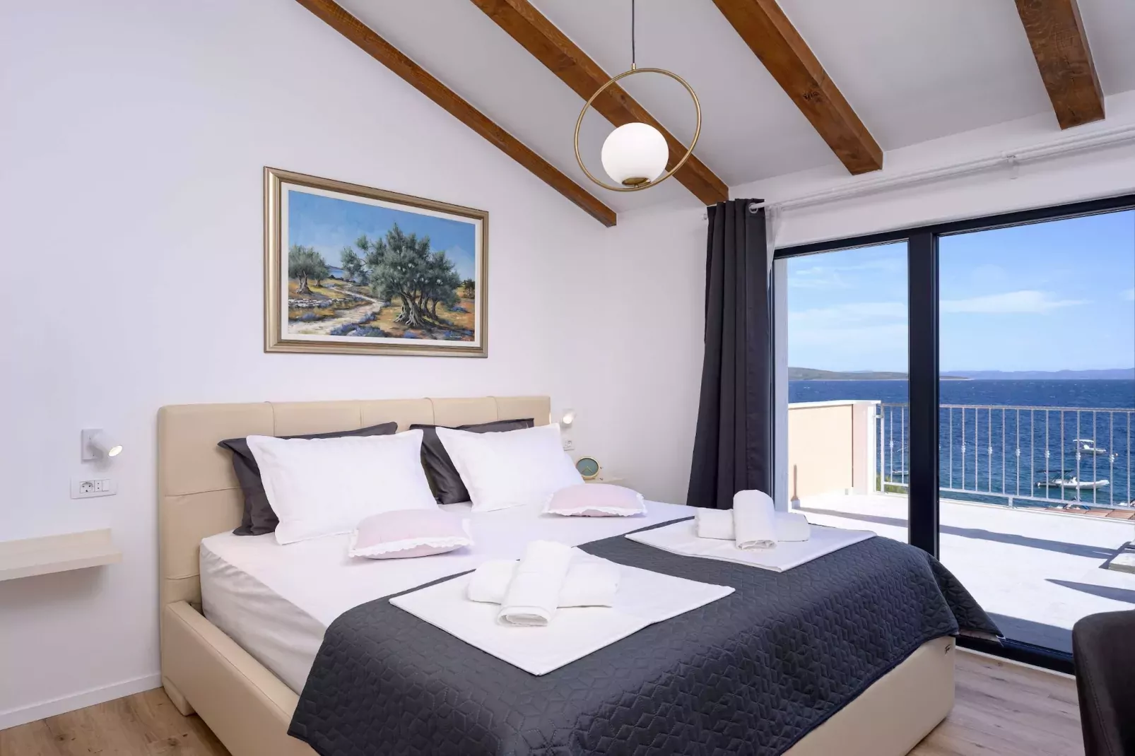 Villa Luce di Mare - Three Bedroom Villa with Pool-Slaapkamer