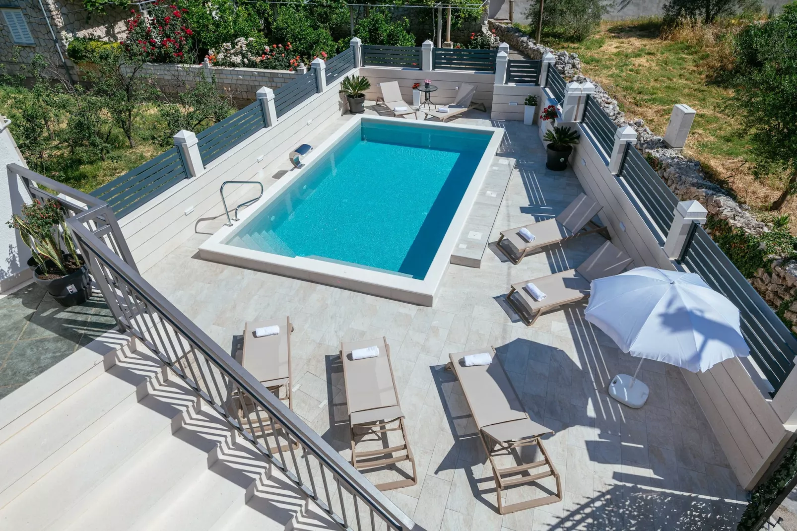 Apartments Azzurro- One Bedroom Apartment with Terrace and Hot Tub ( Azzurro II-gornji)-Zwembad