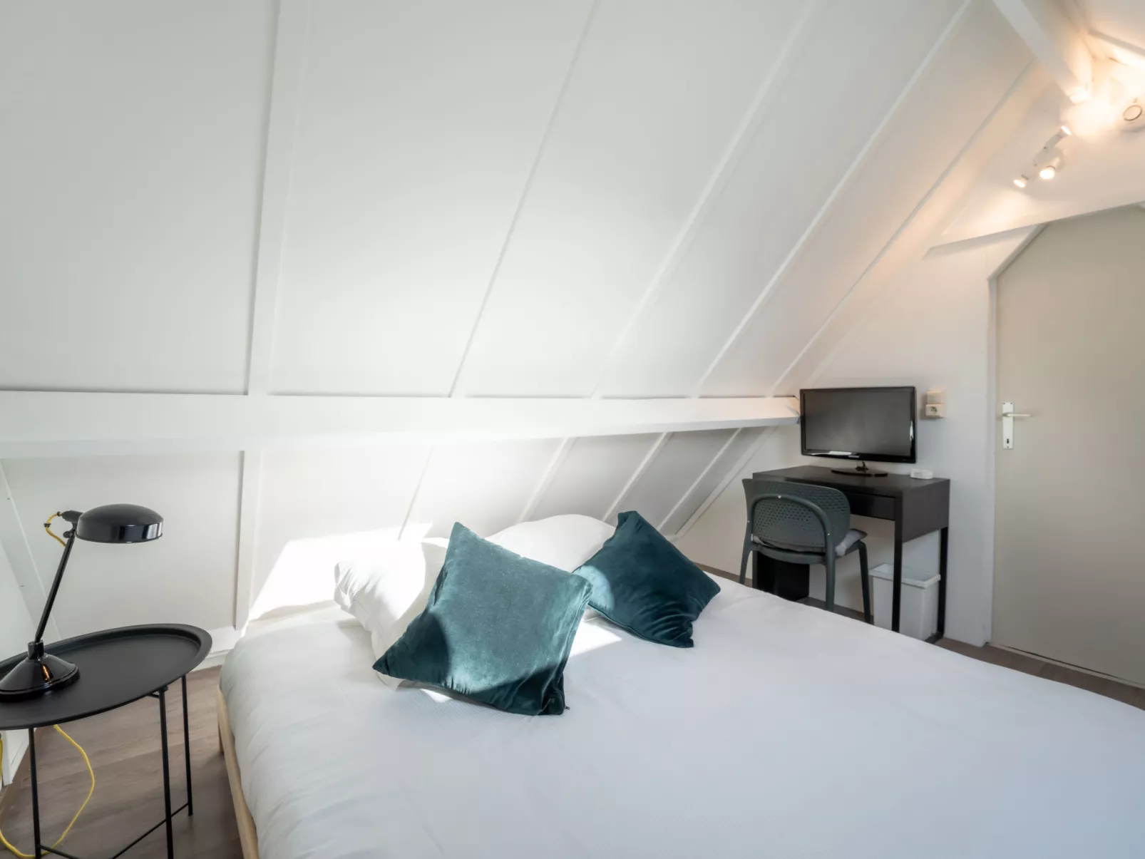 Beluga with parking and shared pool-Binnen