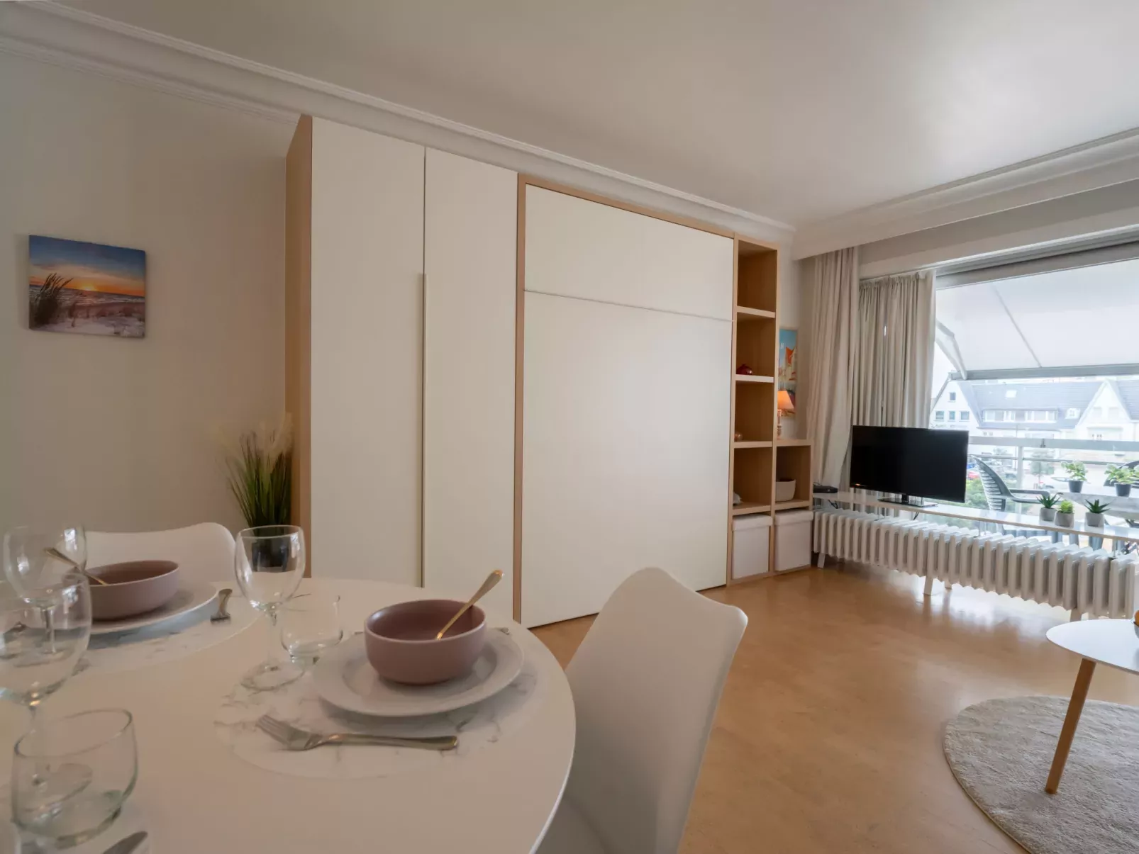 Cosy @ the beach studio with pool-Binnen