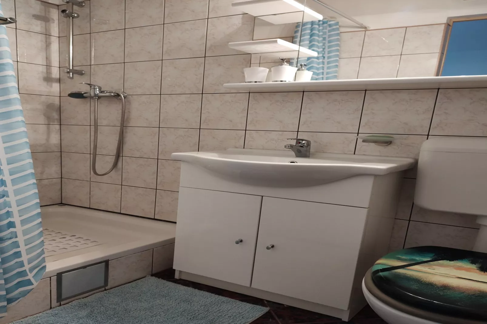 Apartment Lemi - three bedroom apartment-Badkamer