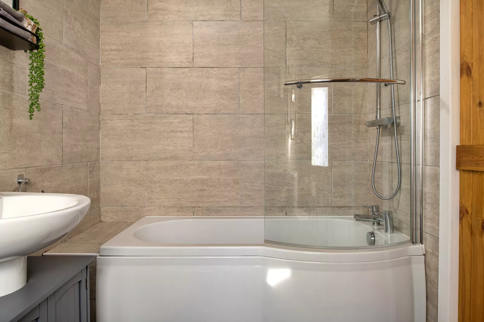 Bwthyn Llechi (Slate Cottage)-Badkamer