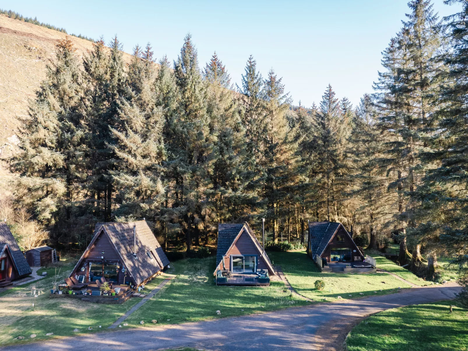 Pine Needle Lodge-Buiten