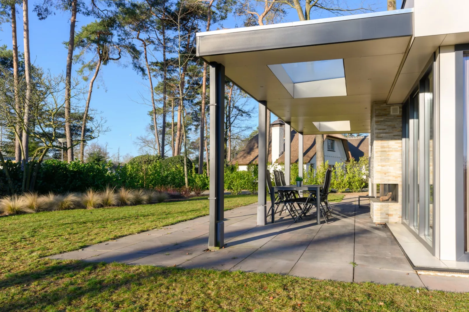 Holiday villa with sauna | 2 - 6 people-Terrasbalkon