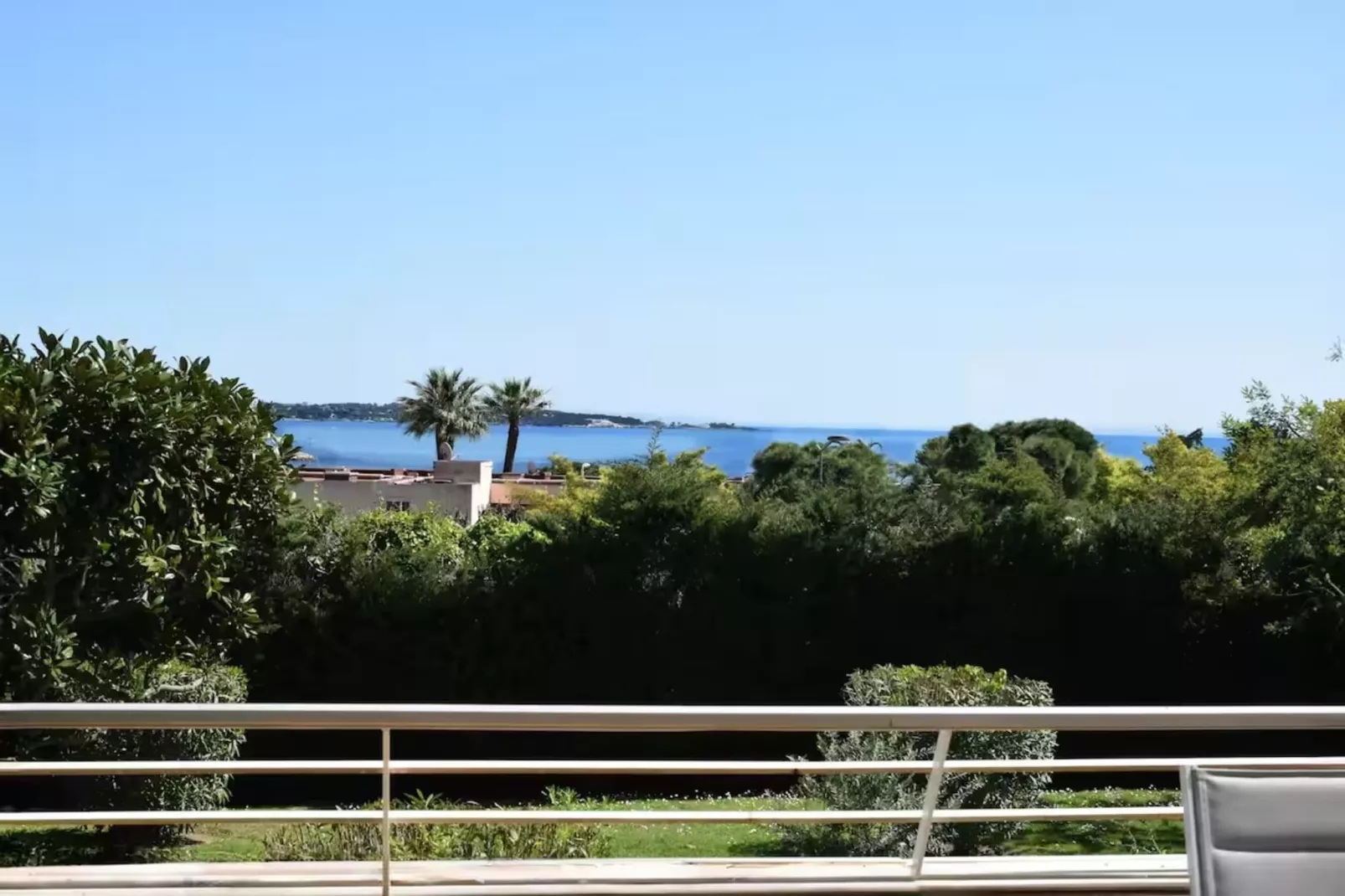 Vue Mer à Golfe-Juan Proche Cannes Plage et Garage-Uitzicht zomer