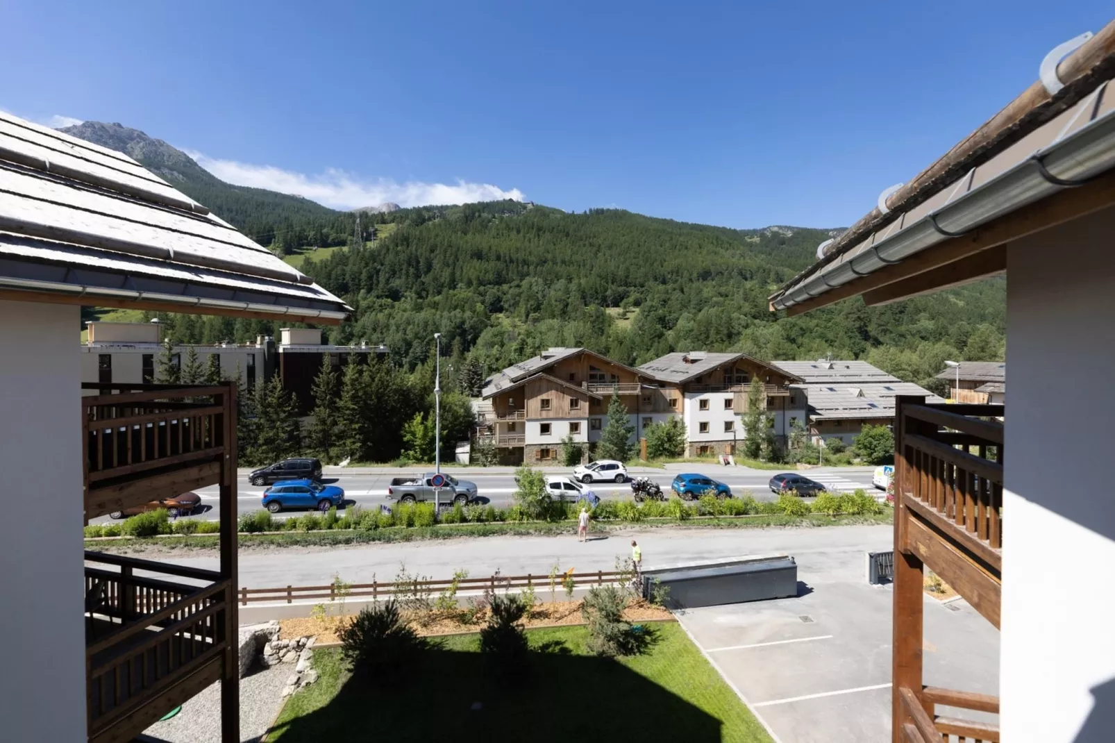 SERRE CHEVALIER Le Cristal Lodge-A26S-Uitzicht zomer