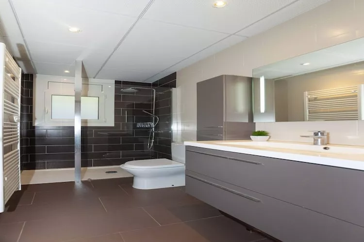 1233 VILA NEUS con piscina-Badkamer