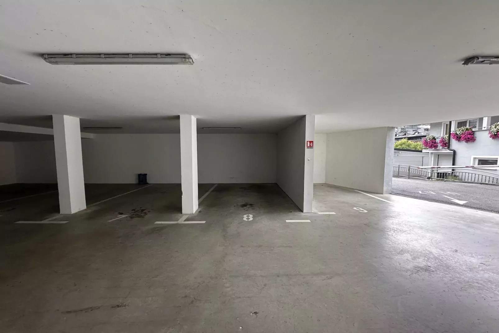 Cozy Retreat in Krapinske Toplice: Comfort and Prime Location with Pivate Parking - One Bedroom Apartment-Parkeerplaats