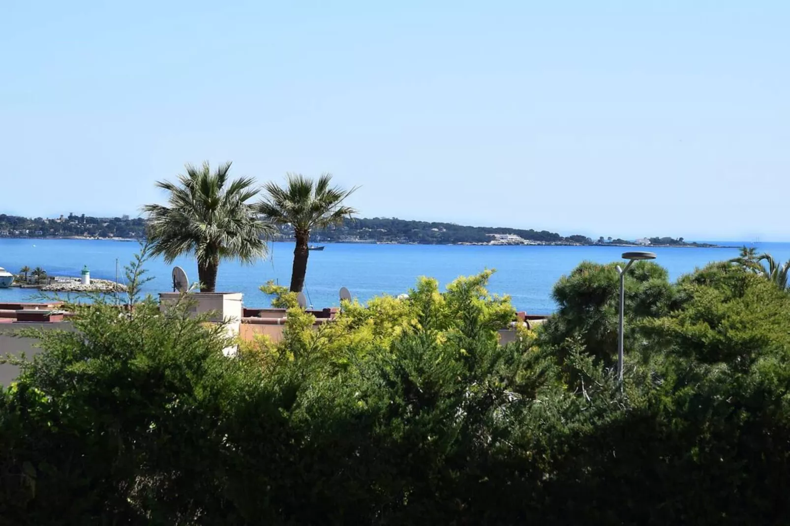 Vue Mer à Golfe-Juan Proche Cannes Plage et Garage-Uitzicht zomer