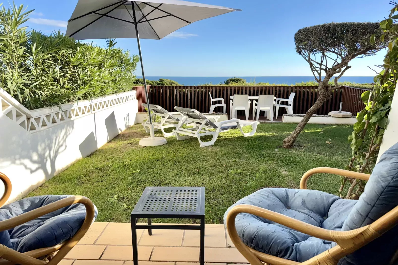 06 Terraços de Benagil (Casa Rosa Azul)-Tuinen zomer