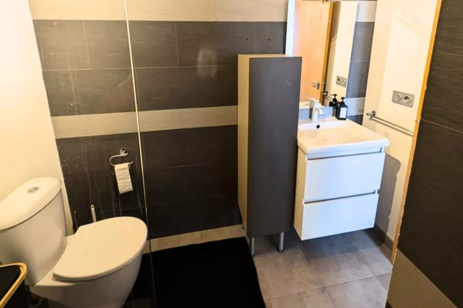 Appartement Moderne Avec Piscine, Terrasse Et Solarium-Image-tags.