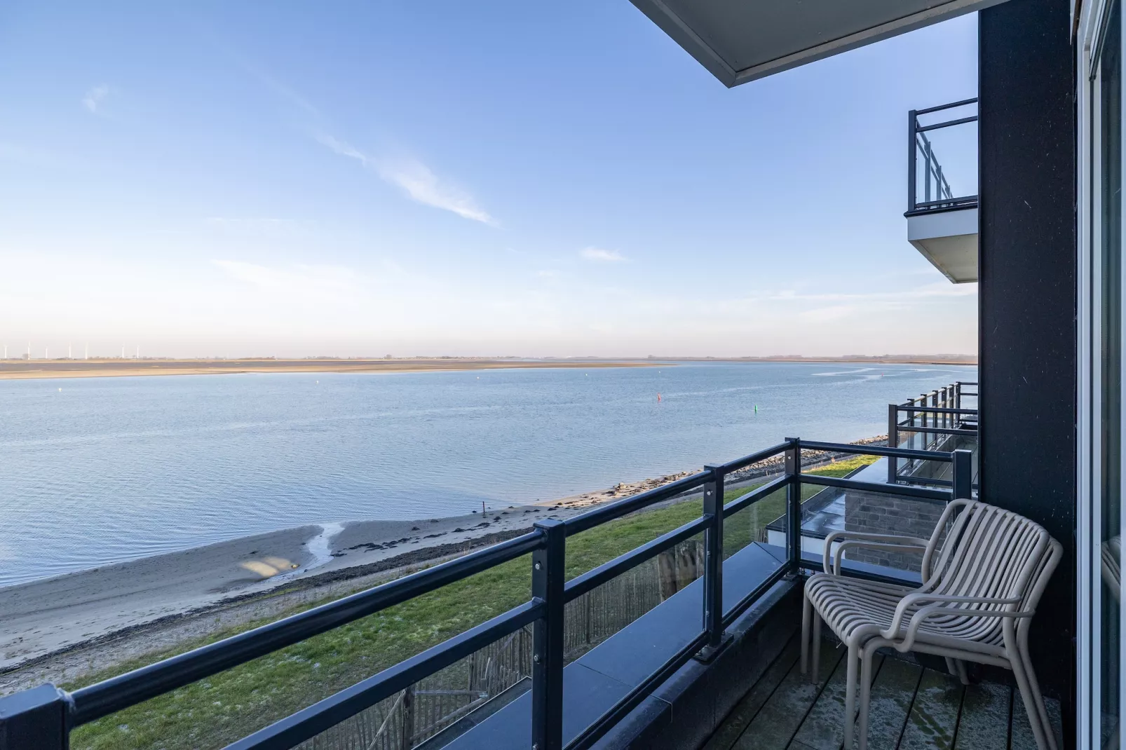 Appartement Vista Maris 'Haus am See' - Havenweg 8-30  Sint-Annaland-Uitzicht zomer