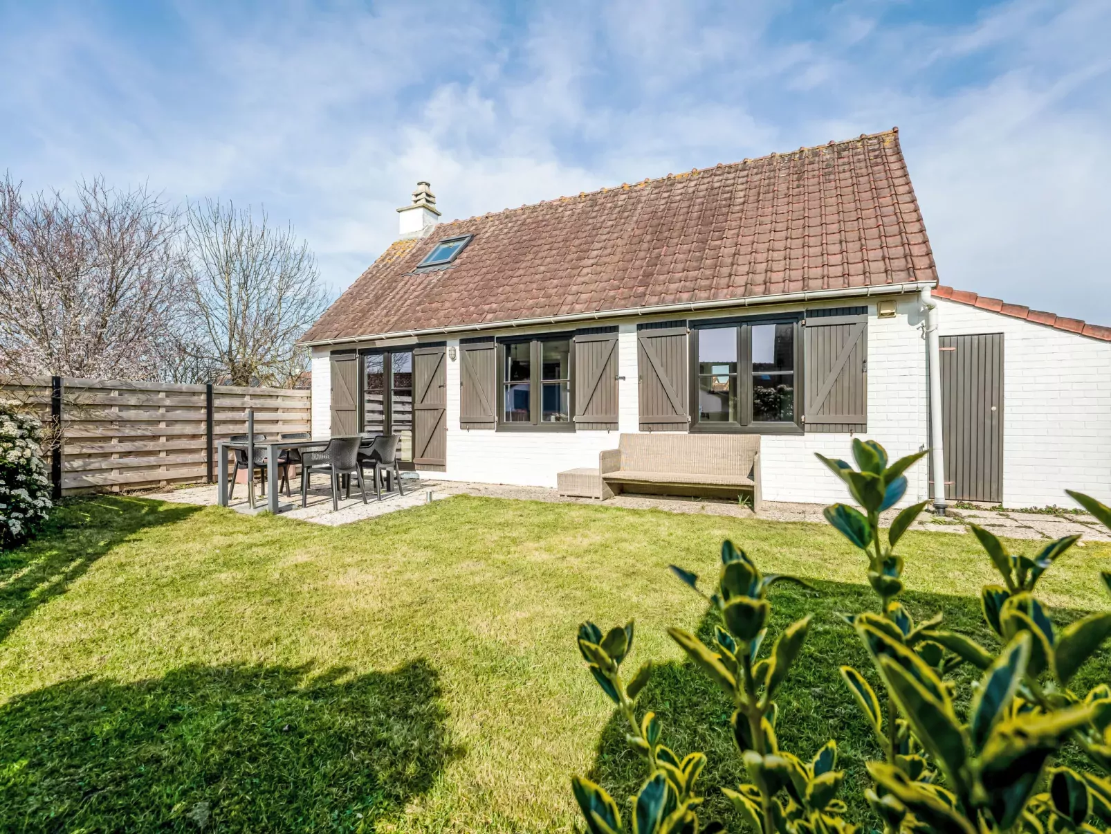 Beluga with parking and shared pool-Buiten