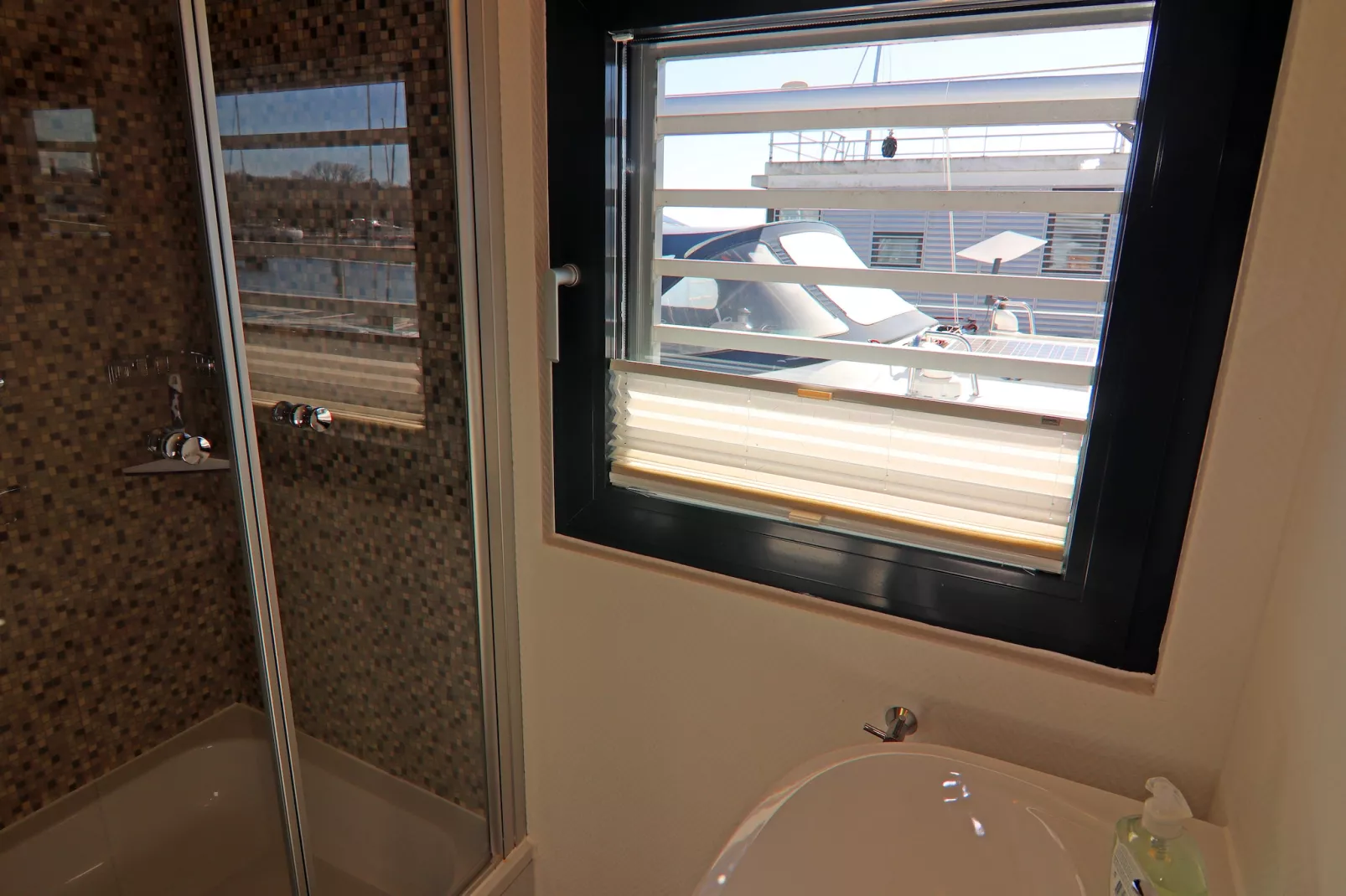 Hausboot Family & Friends LP2 / 1-2 Personen-Badkamer