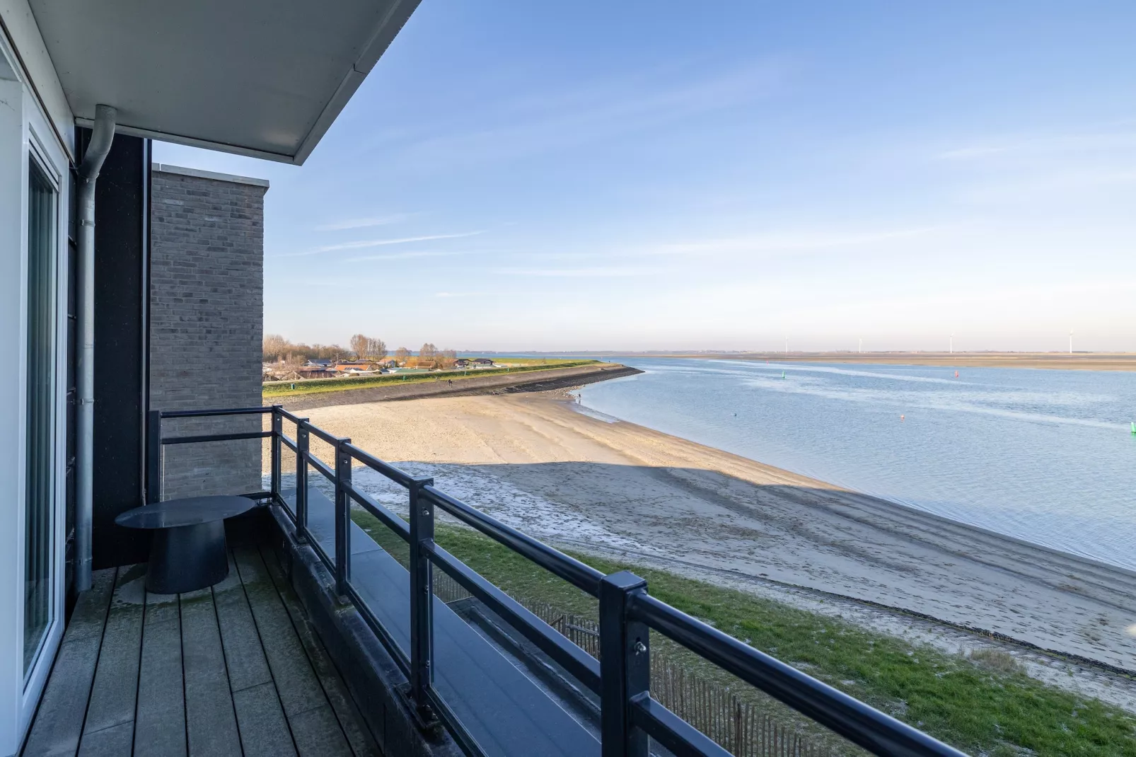 Appartement Vista Maris 'Haus am See' - Havenweg 8-30  Sint-Annaland-Uitzicht zomer