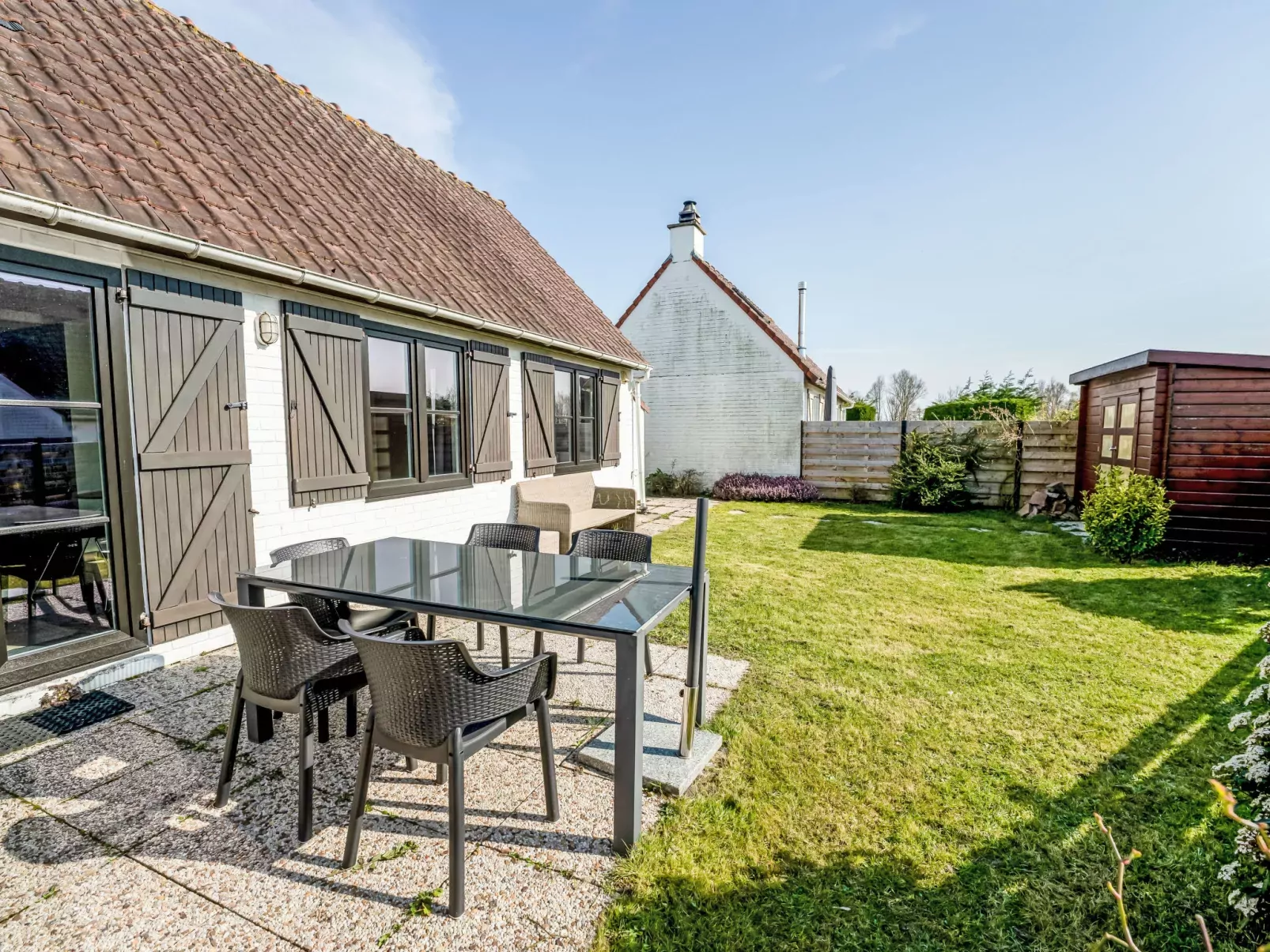 Beluga with parking and shared pool-Buiten