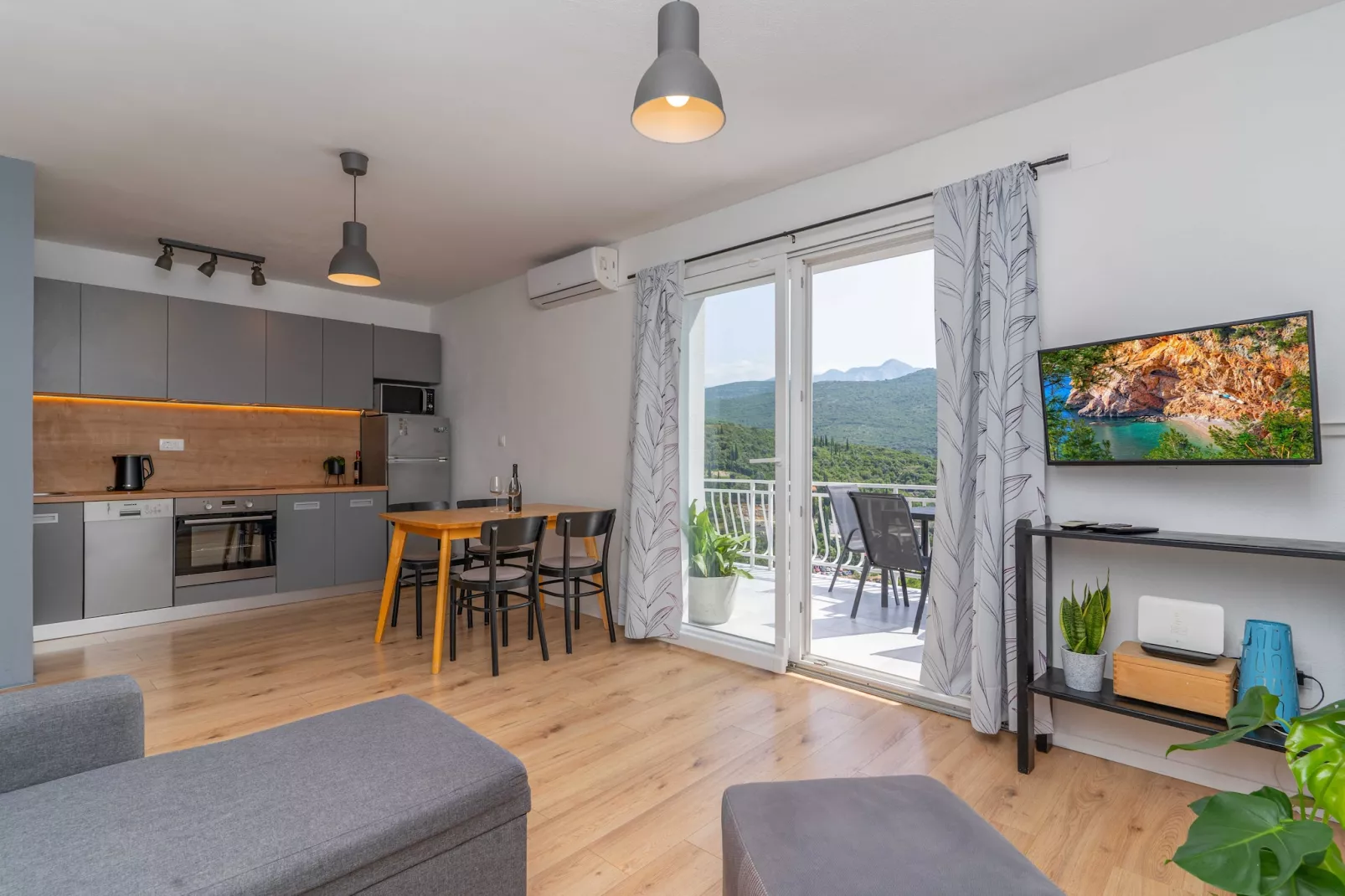 Apartment Konak - Two Bedroom Apartment with Terrace and Sea View-Binnen