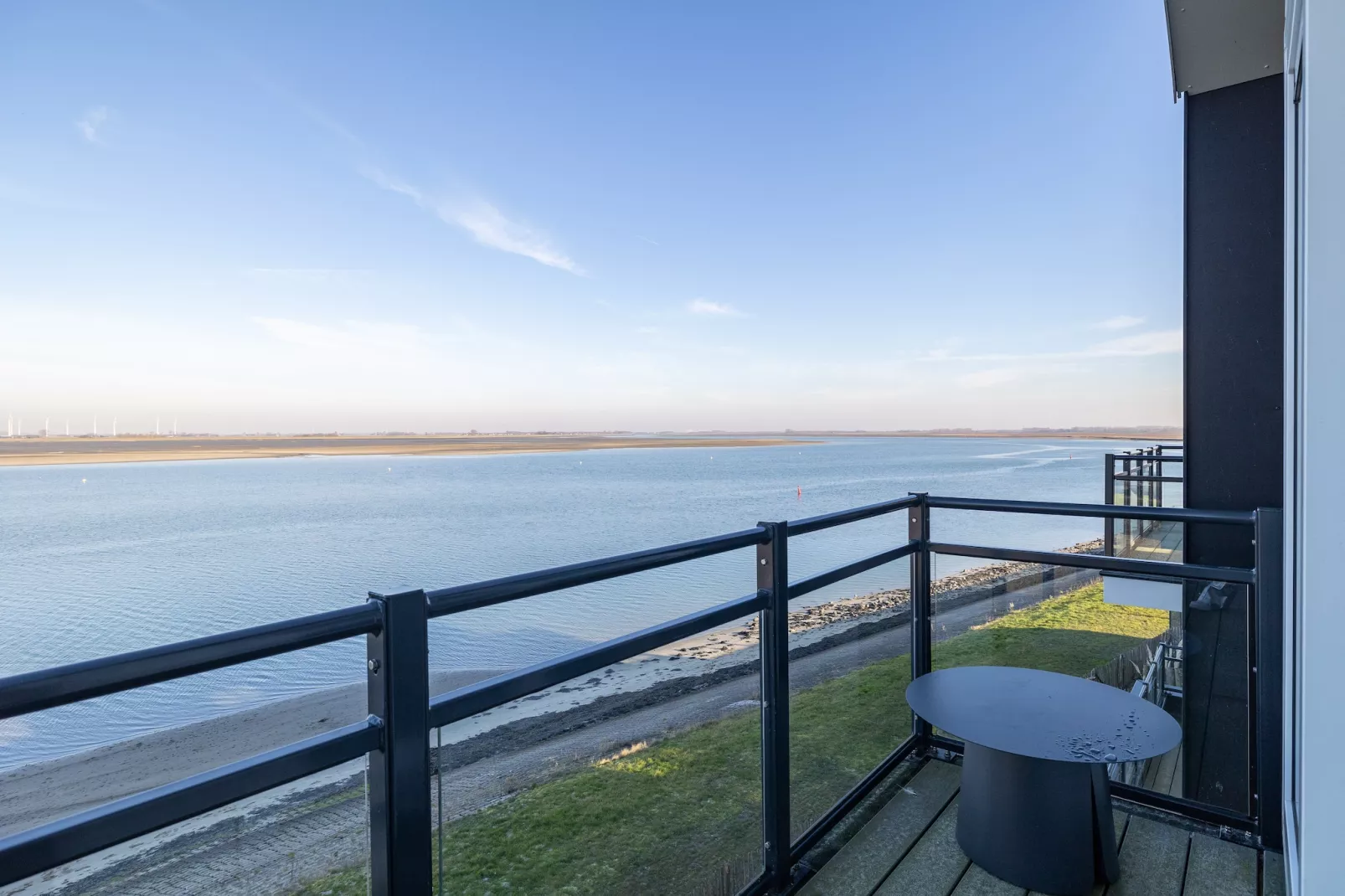 Appartement Vista Maris 'Haus am See' - Havenweg 8-30  Sint-Annaland-Uitzicht zomer